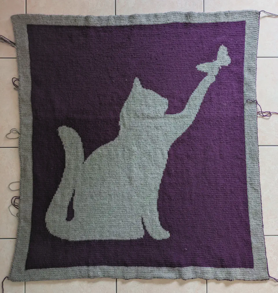 Couvertures avec motif chat en tricot, fils à rentrer