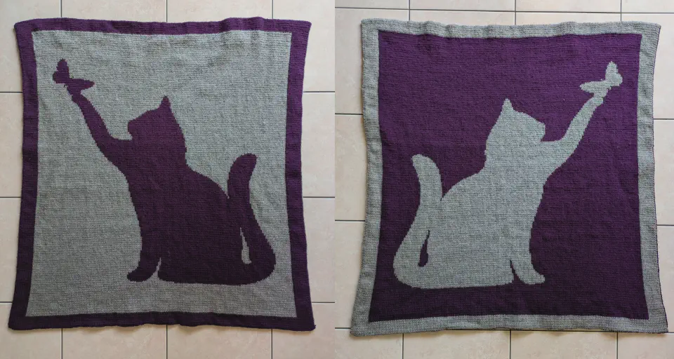 Couverture grise et violette avec silhouette de chat et papillon