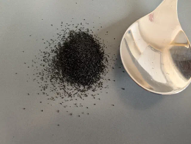 Charbon actif dans une assiette.