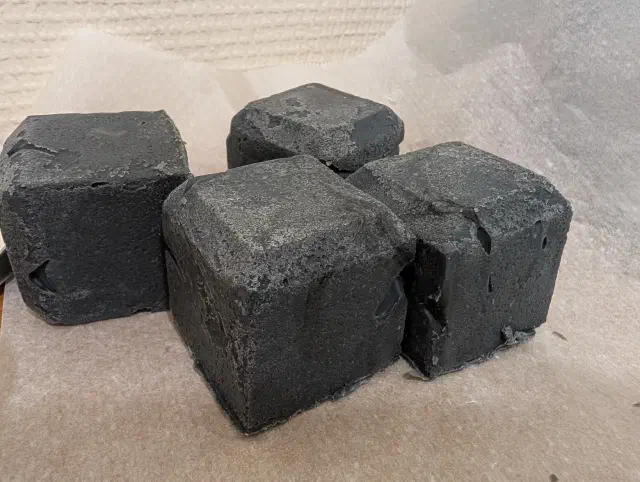 cubes de savon de couleur noire