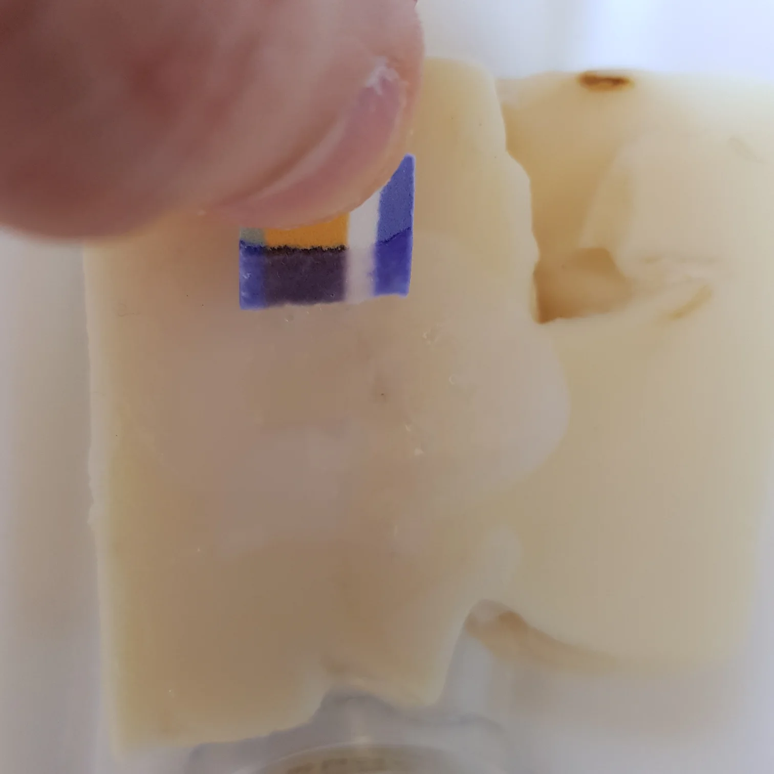 Bandelette de papier pH, virage violet.