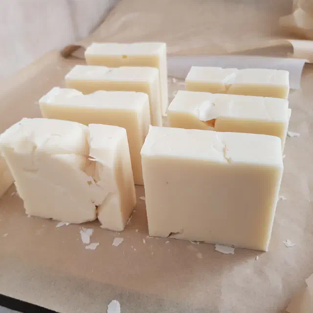 7 tranches de savon sur papier cuisson.