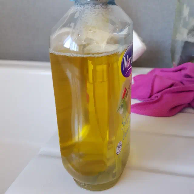 Flacon distributeur de savon rempli.