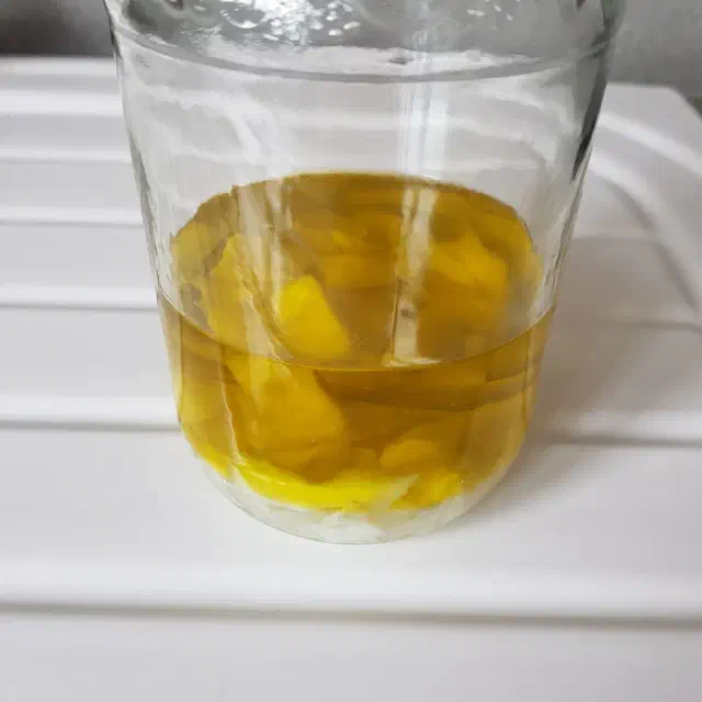 Huile d'olive, de coco et de ricin dans un bocal en verre.