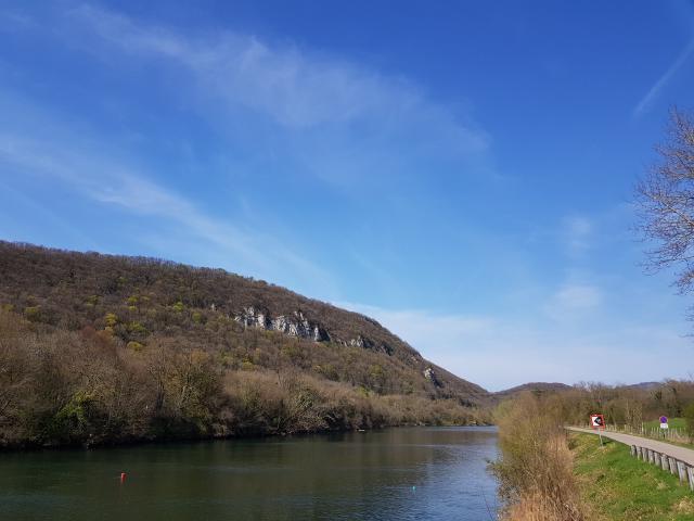 Vue sur le Doubs, début du printemps